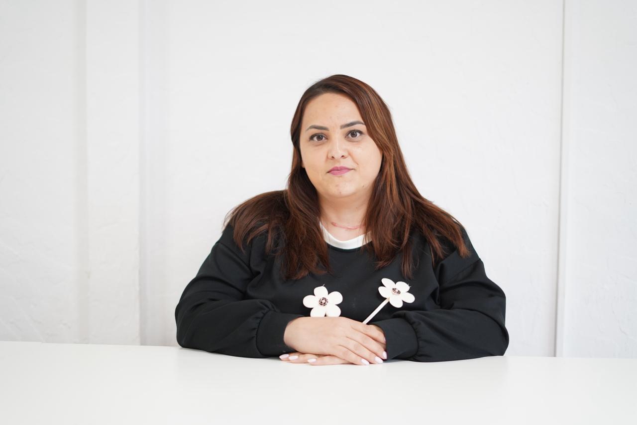 Simona, junior contabil